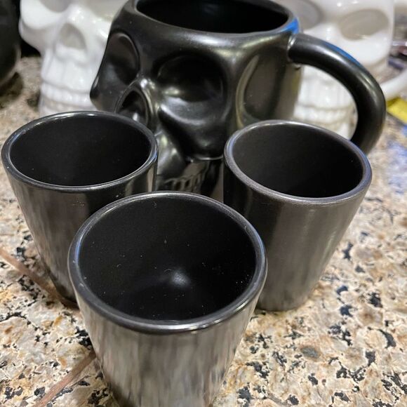 Hyde and EEK Stoneware Skull Mugs Set of 4 with 3 Shot Glasses - Picture 16 of 16